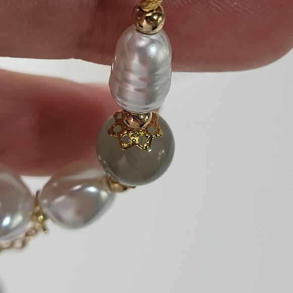 Beaded Women's Stretch Bracelet Gold Chain White and Pink - Picture 5 of 6